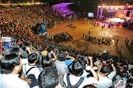중앙대학교 대운동장에 모인 1만여 '자주통일 결의대회'참가자들이 '평화협정체결'과 '주한미군철수'를 외쳤다.  [통일뉴스 김주영 기자]