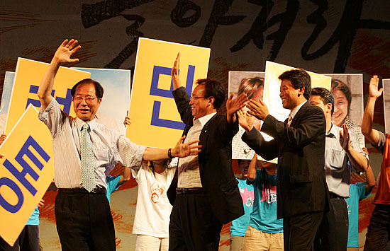 '당원들에게 춤선물을!'. '민주노동당 자주평화통일 결의대회’가 15일 오전 2시부터 중앙대 대운동장에서 열렸다. 민주노동당 권영길 후보(맨 왼쪽)와 문성현 대표(가운데)가 무대에 올라 춤을 추며 결의대회 흥을 돋우고 있다. [사진-통일뉴스 김주영 기자]