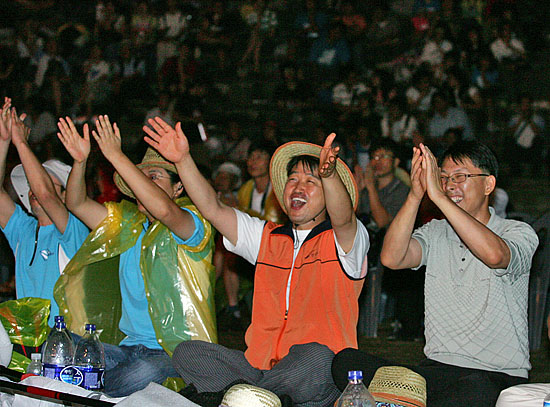 민주노동당 결의대회 참가자들이 권영길 후보의 발언이 끝나자 '통일 대통령 권영길'을 연호하고 있다. [사진-통일뉴스 김주영 기자]