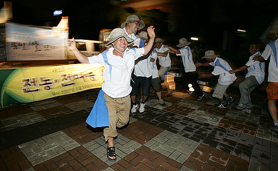 14일 저녁 열린 '6.15공동선언실현! 통일농업 실현! 전농.전여농 통일한마당'에서 전농 통일선봉대 대원들이 그 동안의 활동보고와 함께 율동을 선보이고 있다. [사진-통일뉴스 김주영 기자]