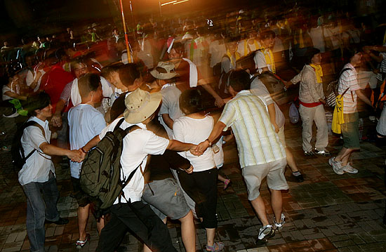 '8.15통일대축전은 이렇게 즐긴다!'. '한반도 평화와 통일을 위한 한국청년 한마당'에 참가한 한청 회원들이 행사를 마치고 대동놀이를 하며 즐거워 하고 있다. [사진-통일뉴스 김주영 기자]