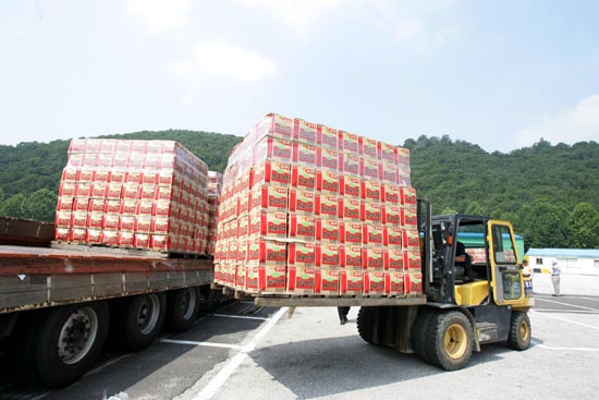 출발에 앞서 북으로 향할 라면박스 선적이 한창이다. 이번 긴급구호물자 북송은 햇반 5만개, 라면 98만개, 담요 3만장, 응급구호1만 5천 세트, 취사도구 1천 3백 세트, 가스렌지 1만개, 생수 1만톤이 육로를 통해 지원된다. [사진-통일뉴스 김주영 기자]