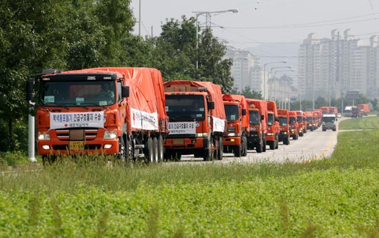 지원물자를 실은 트럭이 줄지어 북으로 향하고 있다. [사진-통일뉴스 김주영 기자]