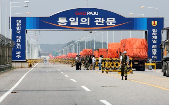 지원물자를 실은 트럭이 통일대교를 지나 남측CIQ(출입경사무소)로 향하고 있다.[사진-통일뉴스 김주영 기자]