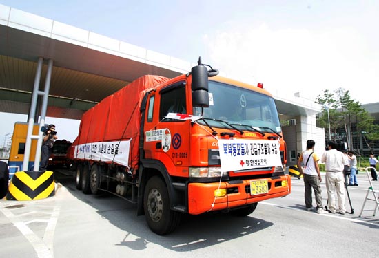 남측CIQ를 지나는 지원물자 트럭. [사진-통일뉴스 김주영 기자]