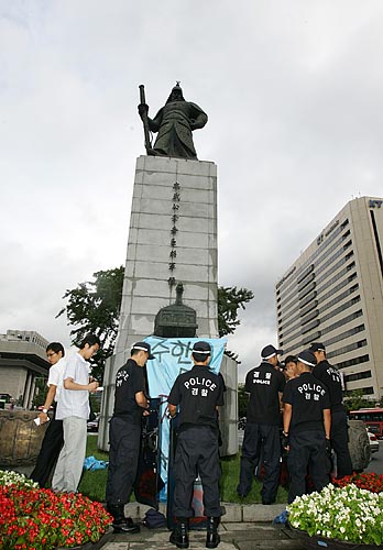 시위대가 긴급출동한 경찰에 의해 고착됐다. [사진-통일뉴스 김주영 기자]
