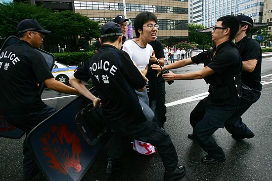 기습시위로 연행되는 시위대. [사진-통일뉴스 김주영 기자]