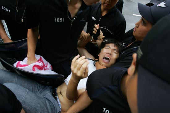 '전쟁연습 중단하라'를 외치며 연행되는 대학생 시위대. [사진-통일뉴스 김주영 기자]