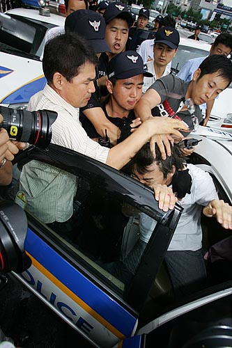 기습시위대가 종로경찰서로 연행되고 있다. [사진-통일뉴스 김주영 기자]
