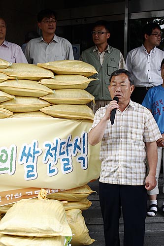 쌀 전달식에 앞서 발언하고 있는 문경식 전농 의장. 전농은 
