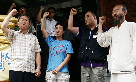 (왼쪽부터)전농 문경식과 홍윤정 이랜드 일반노조 위원장 직무대행이 투쟁의 승리를 결의하는 구호를 외치고 있다. 이랜드 노조는 추석 대목을 앞두고 매출 제로 투쟁을 전국적으로 진행할 계획이다. [사진제공-전농]