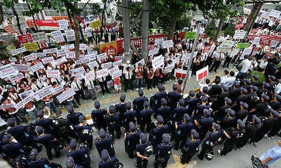 민주노총 건물 앞을 메운 전국 33개 이랜드 매장 직원들. [사진-통일뉴스 김주영 기자]