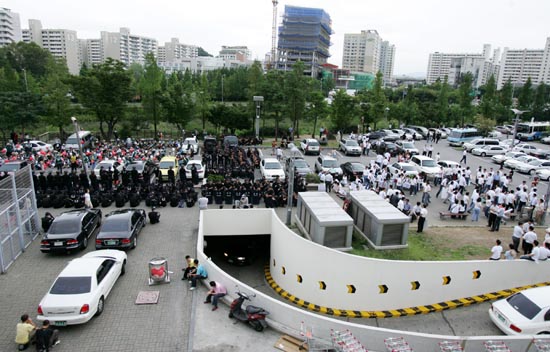 30일 오후 서울 마포구 상암동에 위치한 홈에버 상암점 앞에서 사측 직원들과 이랜드 일반노조를 비롯한 전국민주연합노조원들이 경찰병력을 사이에 두고 각자 집회를 벌이고 있다. 경찰병력을 중심으로 왼편이 노조측, 오른편이 사측.[사진-통일뉴스 김주영 기자]