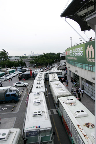 홈에버 상암점 앞에는 '전관 정상영업' 대형 현수막이 무색하게 전경버스로 둘러싸여 있다. [사진-통일뉴스 김주영 기자]