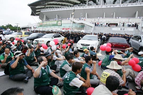 이날 이랜드 노조의 집회에는 비정규직 법안 통과와 함께 외주화된 경기도 18개 자치단체 소속 상용직노동자와 청소대행업체 환경미화원들로 구성된 전국민주연합 노조원 200여명이 전면파업을 결의와 함께 이랜드 노조와 연대투쟁을 진행했다. [사진-통일뉴스 김주영 기자]
