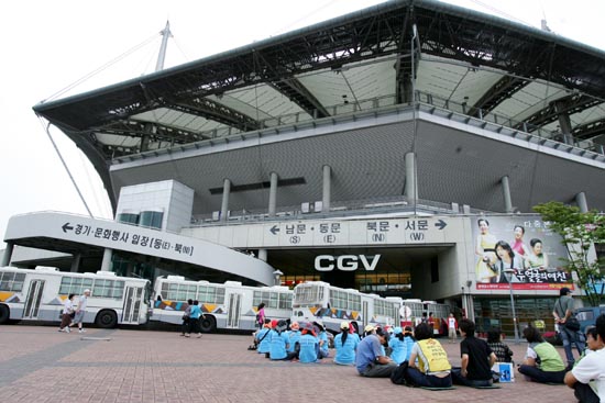 노조원들의'매출제로 투쟁'으로 상암 CGV를 비롯한 매장 내로 진입하는 입구가 봉쇄돼 있다. 이들은 매일 이랜드 매장을 돌아가며 '매출제로 투쟁'을 오후4시부터 10시까지 벌이고 있다. [사진-통일뉴스 김주영 기자]