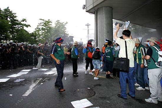 이날 경찰측은 매장의 모든 출입구를 전경버스로 촘촘히 봉쇄한데 이어 조합원들을 향해 물대포를 발사하기도  했다. [사진-통일뉴스 김주영 기자]