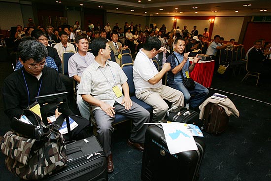 방북교육과 함께 출발 전 행사를 진행하는 참가단. [사진-통일뉴스 김주영 기자]