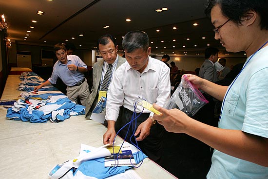 참가단의 물품을 확인하는 실무자들의 손길이 바쁘다. [사진-통일뉴스 김주영 기자]