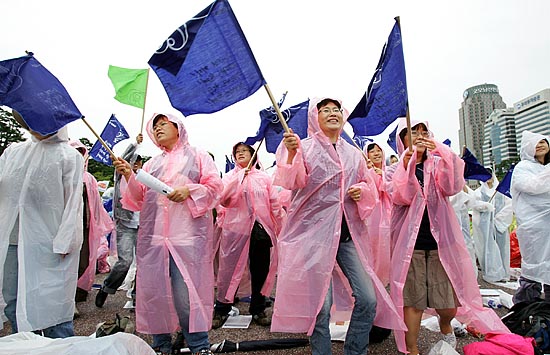 16일 오후 2시 서울 여의도공원 문화마당에서  진보민중운동진영의 단일연합체를 표방하는 '한국진보연대'가 16일 공식 출범했다. 출범식에 앞서 흥을 돋우는 여성참가자들. [사진-통일뉴스 김주영 기자]