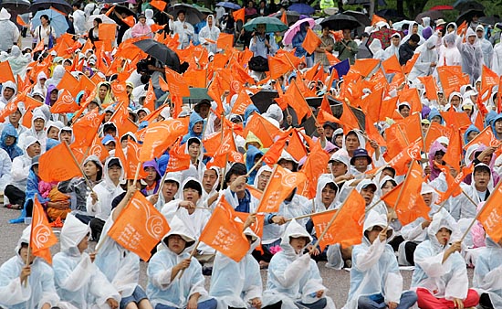 이날 한국진보연대 출범식에는 진보연대를 상징하는 깃발이 나부꼈다. [사진-통일뉴스 김주영 기자]