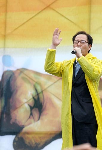 이날 출범식에는 민주노동당 권영길 대선후보가 단상에 올라 