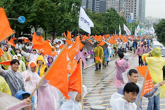 참가자들은 행사를 마치고 여의도에서 공덕오거리까지 '한미FTA 저지, 비정규직 철폐, 주한미군 철수, 국가보안법 폐지 대행진'을 벌였다. [사진-통일뉴스 김주영 기자]