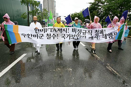 대열 선두에는 오종렬, 정광훈 상임공동위원장을 비롯한 공동대표단이 나란히 섰다. [사진-통일뉴스 김주영 기자]