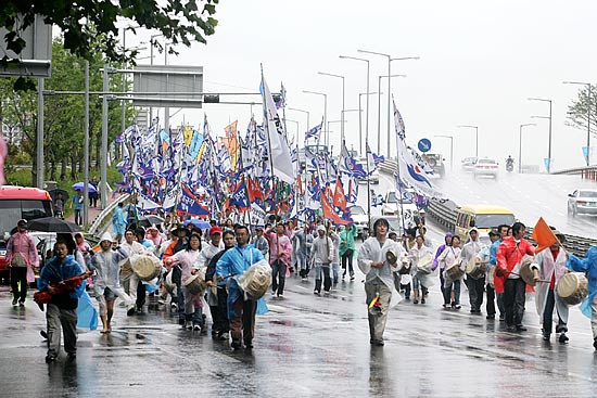 마포대교를 건너 공덕오거리로 향하고 있는 행진대오. [사진-통일뉴스 김주영 기자]