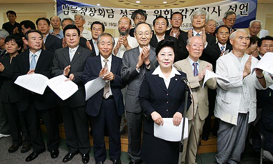 제2차 남북정상회담을 13일 앞둔 19일, 오전 서울 중구 성공회대성당 강당에서 '6.15공동선언실천 남측위원회'(상임대표 백낙청)는 종교, 노동, 여성, 학계 등을 각계인사 413명이 참여한 '제2차 남북정상회담 성공을 위한 선언'을 발표했다. 정상회담 성공개최를 기원하며 박수를 치는 각계인사들. [사진-통일뉴스 김주영 기자]