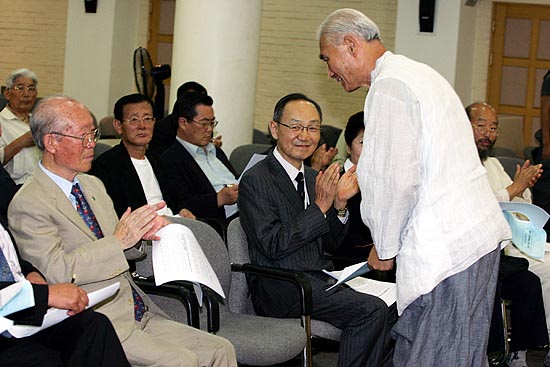 이날 행사에는 구속 70여일만에 최근 보석으로 풀려난 오종렬 한국진보연대 상임공동위원장이 참가, 각계 인사들로부터 환영인사를 받았다. [사진-통일뉴스 김주영 기자]