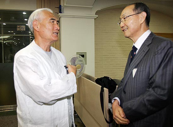 행사 시작에 앞서 백낙청 6.15남측위 상임대표와 오종렬 한국진보연대 상임공동위원장이 만나 반갑게 인사를 나누고 있다. [사진-통일뉴스 김주영 기자]