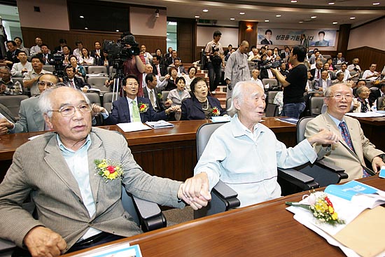 한편, 이날 오후 2시 서울 삼청동 경남대학교 6.15통일관에서는 '남북정상회담경축국민대회'가 열렸다. 사진은 행사에 참석한 (앞열 왼쪽부터)전창일 통일연대 상임고문, 이기형 민족시인, 이종린 범민련남측본부 명예의장이 함께 손을 잡고 '615통일아리랑'을 합창하고 있는 모습. [사진-통일뉴스 김주영 기자]
