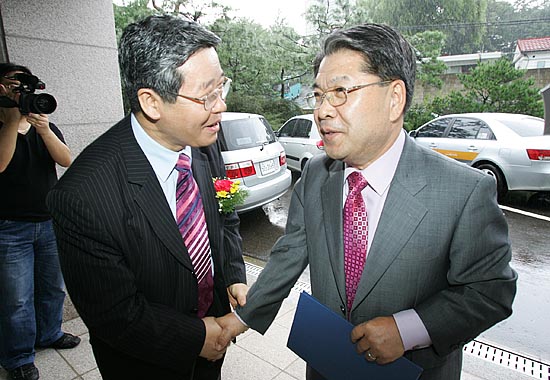 행사장에 도착한 이재정 통일부 장관을 맞이하는 이장희 '남북정상회담경축국민대회 공동추진위원회' 공동대회장. [사진-통일뉴스 김주영 기자]