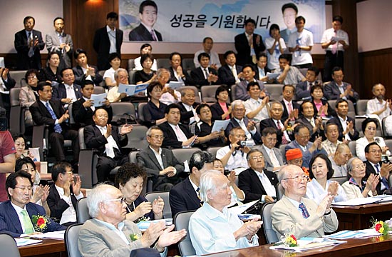 '남북정상회담경축국민대회'에 참가한 각계인사들이 정상회담의 성공개최를 기원하며 박수를 치고 있다. [사진-통일뉴스 김주영 기자]
