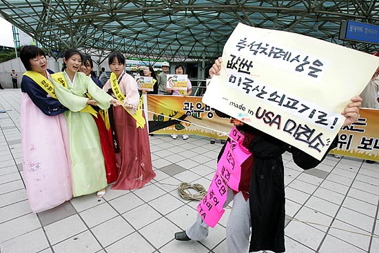 '한미FTA범국민운동본부'소속 단체 회원들이 귀향길에 오른 서울시민들에게 차례상에 미국산 쇠고기를 올리지 말 것을 호소하며 퍼포먼스를 벌이고 있다. [사진-통일뉴스 김주영 기자]