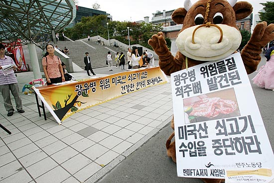 국내산 소로 변장한 범국본 소속 회원이 서울역을 지나는 시민들에게 국내산 쇠고기를 홍보하는 모습.  [사진-통일뉴스 김주영 기자]