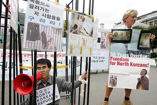 한편, 서울역 인근에서는 자유통일청년연대 등 반북단체 들이 정상회담에서 북한인권을 의제로 삼을 것을 요구하며 퍼포먼스를 벌이기도 했다. [사진-통일뉴스 김주영 기자]