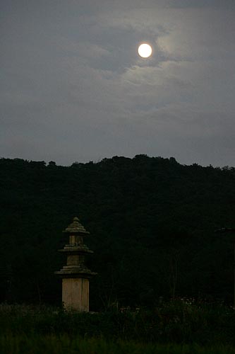 꽉 찬 한가위 대보름달이 고려시대 건축물인 은선리 삼층석탑(전라북도 정읍시 은선리 탑립마을 소재, 보물 제167호)을 환히 비추고 있다. [사진-통일뉴스 김주영 기자]