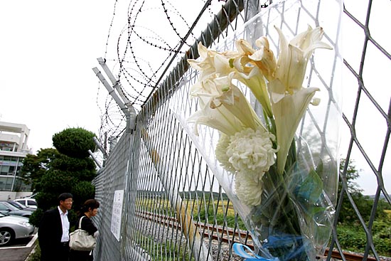 추석 연휴가 막 지난 28일, 경기도 파주 임진각 철조망에 실향민들이 갈 수 없는 고향을 향해 꽃다발을 꽂아 놓았다.[사진-통일뉴스 김주영 기자]