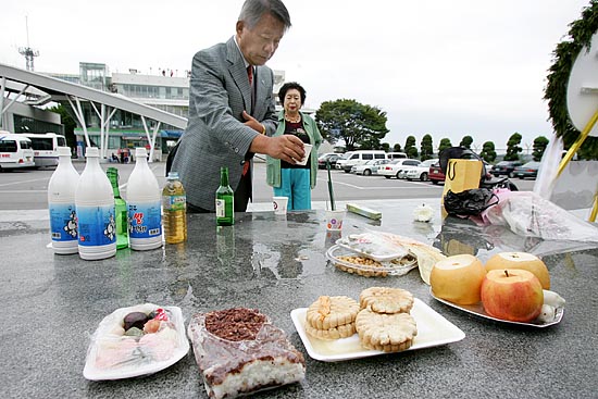 북녘에 고향을 둔 실향민들이 임진각 망배단(望拜壇)앞에서 제사를 지내고 있다. [사진-통일뉴스 김주영 기자]