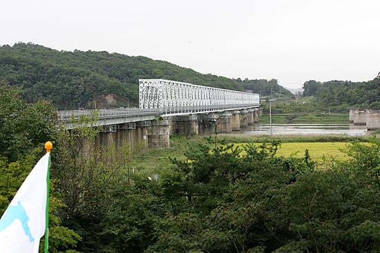 임진각 자유의 다리에 올라서면 도라산역을 지나 북녘으로 향하는 경의선 철도가 연결된 임진강 철교가 보인다. [사진-통일뉴스 김주영 기자]