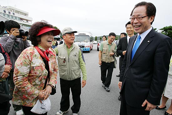 임진각을 찾은 실향민들이 민주노동당 권영길 대선후보와 만나 인사를 나누고 있다. [사진-통일뉴스 김주영 기자]