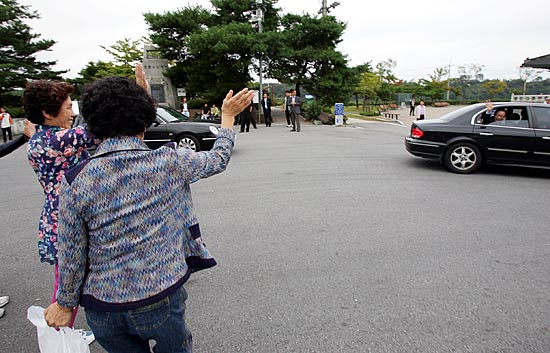 권 후보와 인사를 나눈 실향민들이 떠나가는 후보의 차를 향해 손으 흔들어 보이고 있다. [사진-통일뉴스 김주영 기자]