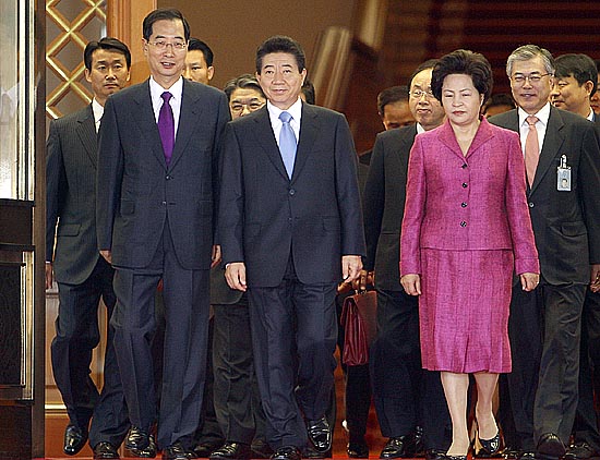 역사적인 '2007 남북정상회담'을 앞두고 노무현 대통령과 권양숙 여사가 2일 오전 8시 청와대를 나서고 있다. [사진-청와대 사진기자단]