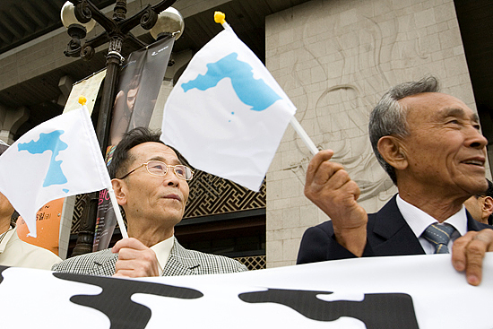 2일 오전 8시 서울 광화문 세종문화회관을 지나는 대통령 일행을 바라보는 시민들의 표정에 이번 정상회담에 대한 기대감이 묻어난다. [사진-민족21 유수 기자]