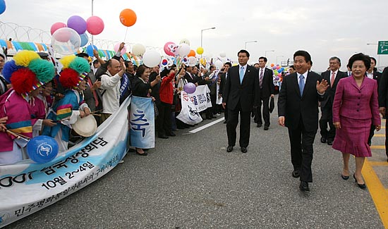 오전 8시 50분경 노무현 대통령 내외가 통일대교 남단에 나온 환송인파에 인사를 전하고 있다. [사진-청와대 사진기자단]