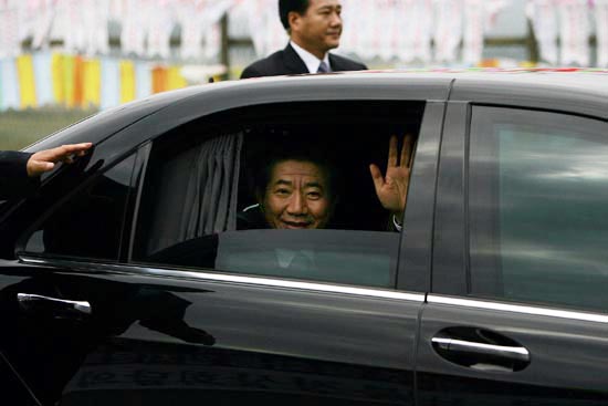 환송 인파를 향해 손을 흔드는 노무현 대통령의 표정이 상기되어 있다. [사진-민족21 김도형 기자]