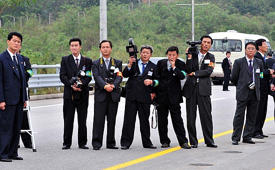 북측 취재진이 노무현 대통령 내외를 취재하기 위해 대기하고 있다. 긴장감이 묻어나는 표정이 재미있다. [사진-청와대 사진기자단]