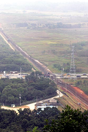 오전 9시 대통령 일행을 태운 차량이 긴 철책 사이로 난 군사분계선으로 향하는 남측 통문을 통과하고 있다. [사진-통일뉴스 김주영 기자]